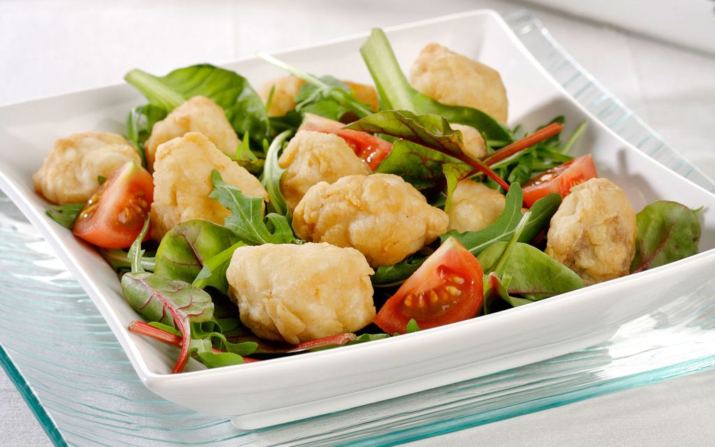 Pescado en adobo sobre ensalada de brotes tiernos de hojas