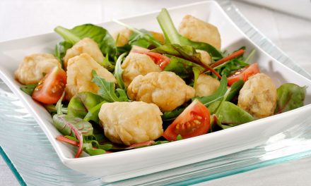 Pescado en adobo sobre ensalada de brotes tiernos de hojas