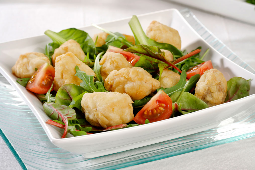 Pescado en adobo sobre ensalada de brotes tiernos de hojas