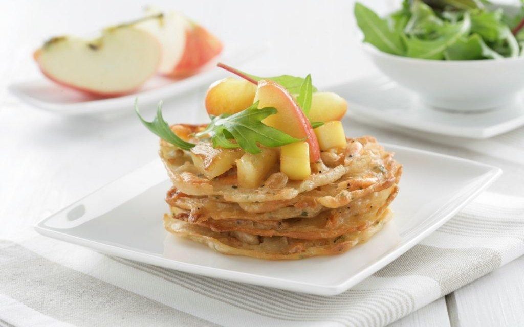 Tortillitas de Camarones con dados de fruta salteada y rucula