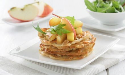 Tortillitas de Camarones con dados de fruta salteada y rucula