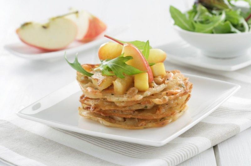 Tortillitas de Camarones con dados de fruta salteada y rucula