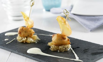 Brochetas de buñuelos de merluza con gambas y manzana