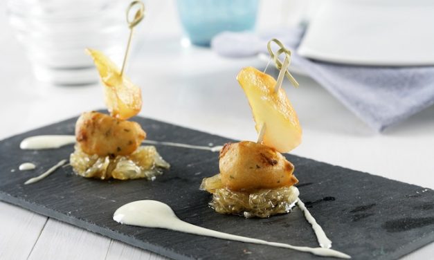 Brochetas de buñuelos de merluza con gambas y manzana