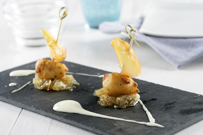 Brochetas de buñuelos de merluza con gambas y manzana