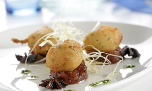 Buñuelo de merluza con gambas con compota de tomate, aceite de perejil y crujiente de puerro