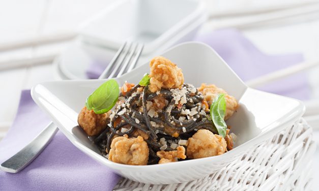 Pasta larga putanesca con pescado en adobo