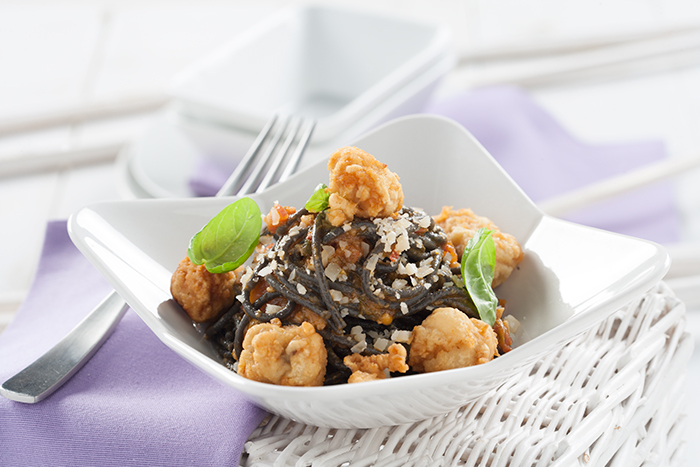 Pasta larga putanesca con pescado en adobo