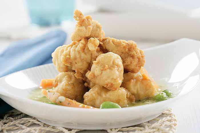 Cazón en adobo en salsa verde con habitas y zanahoria