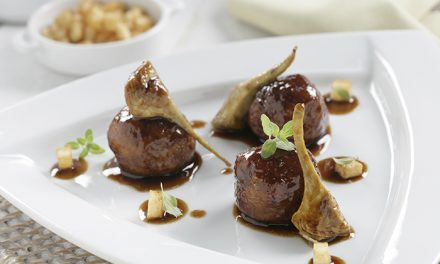 Receta de albóndigas de choco en fondo oscuro, alcachofa y patata