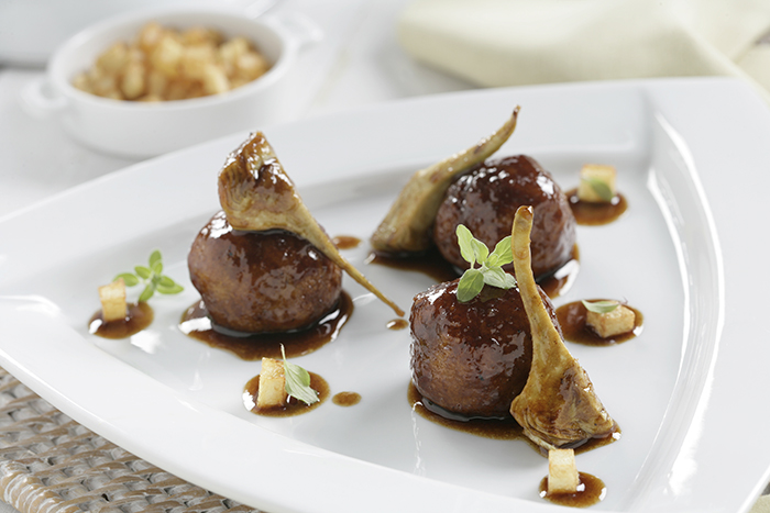 Receta de albóndigas de choco en fondo oscuro, alcachofa y patata