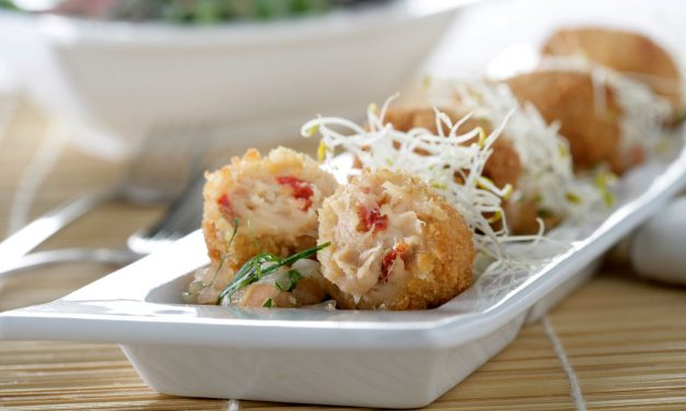 Croquetas de atun con picadillo de tomate y brotes de alfalfa