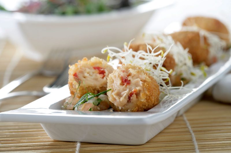 Croquetas de atún con picadillo de tomate y brotes de alfalfa