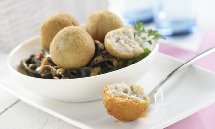 Albóndigas de choco en salsa romesco y cintas de tinta de calamar