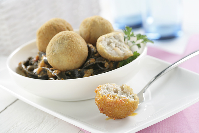 Albóndigas de choco en salsa romesco y cintas de tinta de calamar