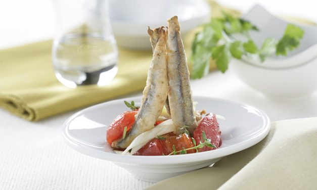 Boquerones fritos con ensalada de tomates y pimientos