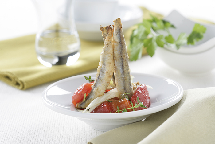 Boquerones fritos con ensalada de tomates y pimientos