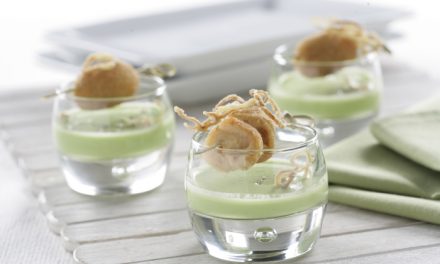 Croquetas de choco y gambas con crema de guisantes