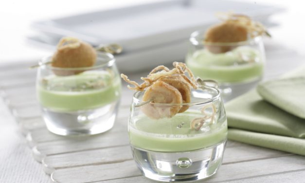 Croquetas de choco y gambas con crema de guisantes