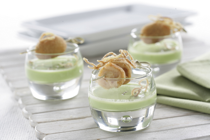 Croquetas de choco y gambas con crema de guisantes