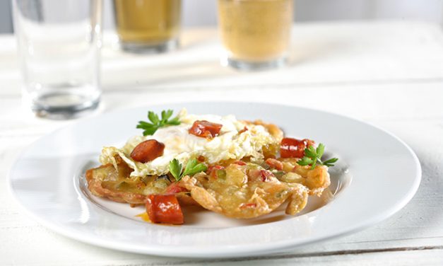 Huevos fritos con tortillitas de verduras