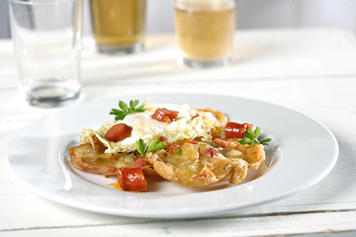 Huevos fritos con tortillitas de verduras