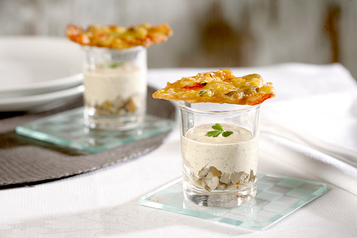 Tortillitas de verduras con salsa de trufa y setas