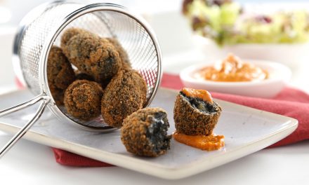 Croqueta de choco en su tinta con romesco
