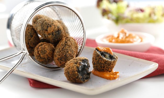 Croqueta de choco en su tinta con romesco