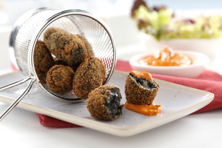 Croqueta de choco en su tinta con romesco
