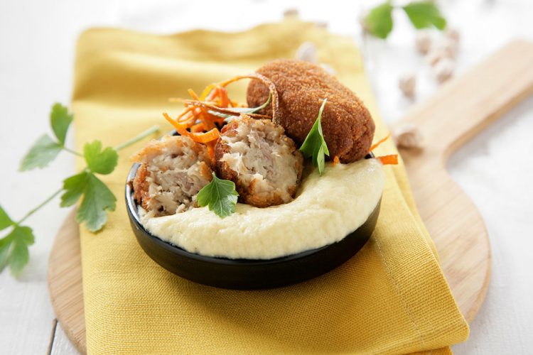 Croquetas caseras de cocido con espuma de hummus