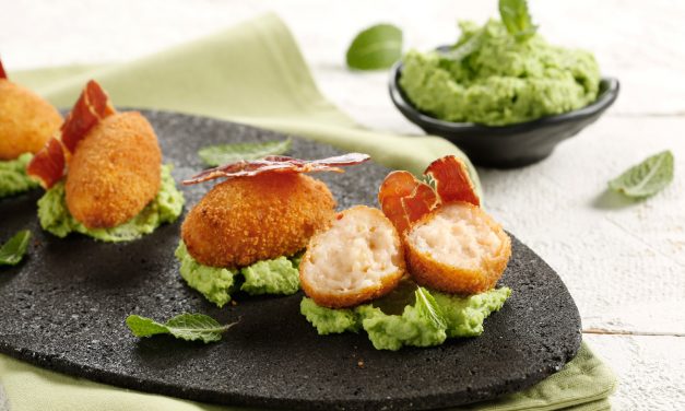 Croquetas de gamba y merluza con puré de guisantes