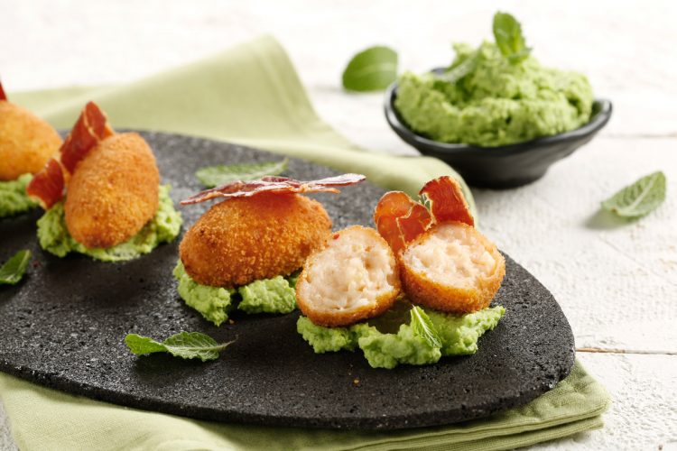 Croquetas de gamba y merluza con puré de guisantes
