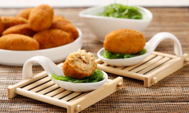 Croquetas de atún encebollado con ensalada de algas