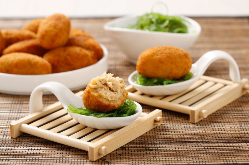 Croquetas de atún encebollado con ensalada de algas