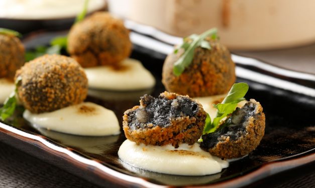 Mini croquetas de choco en su tinta con alioli de manzana gratinado