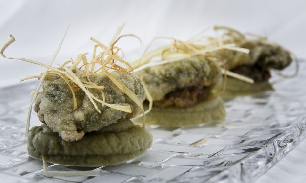 Ortiguillas fritas sobre crema de alcachofas