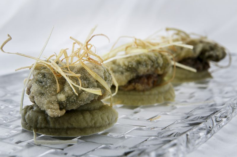 Ortiguillas fritas sobre crema de alcachofas